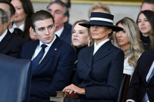 Bà Melania và cậu út Barron gây sốt tại lễ nhậm chức của ông Trump